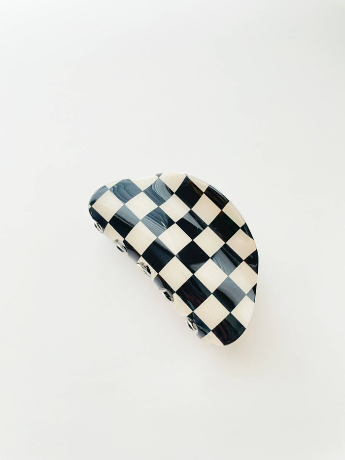 Close-up of black and white checkered hair claw clip – A stylish checkered-pattern hair claw clip with a strong grip, perfect for all hair types.