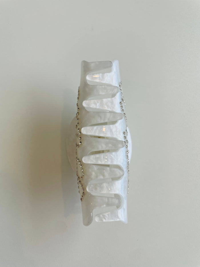 Side view of the bridal claw clip – A beautifully designed hair accessory with shimmering rhinestones for an elegant wedding look.