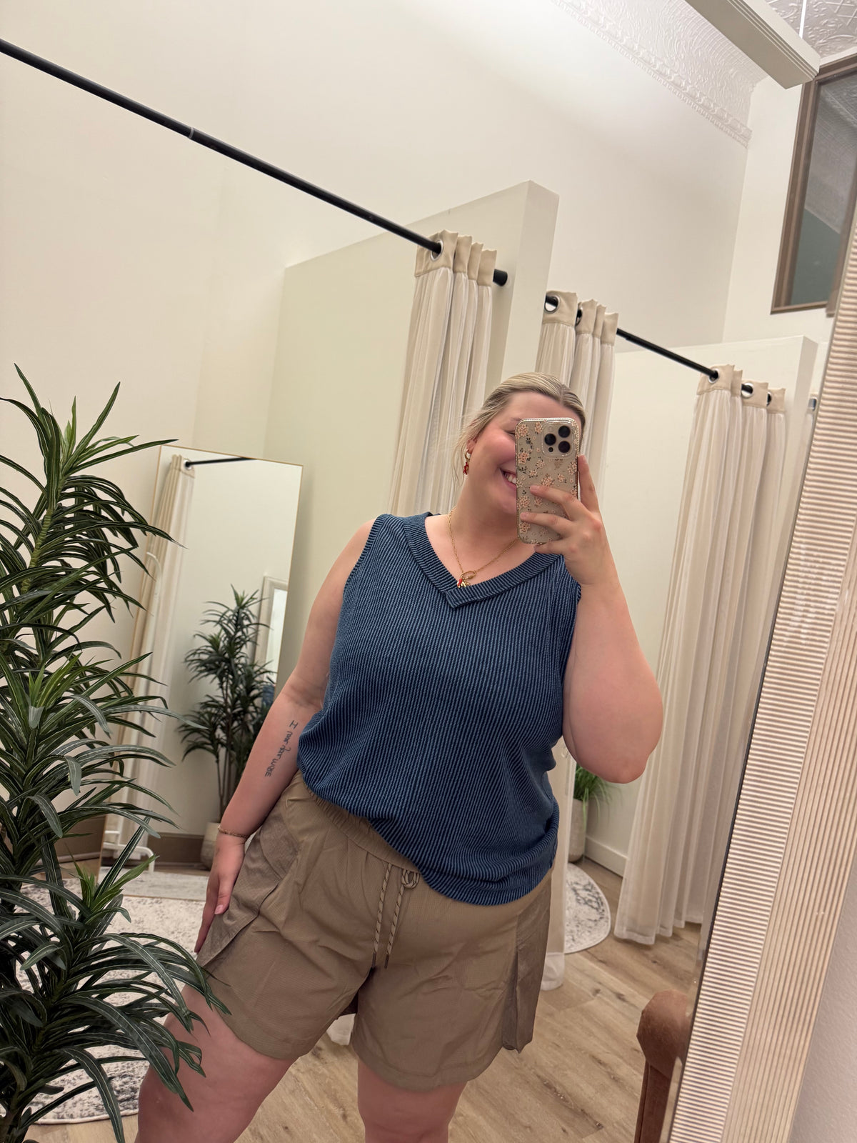 Plus Size Elastic Waist Activewear Cargo Shorts with Contrast Side Pockets and Drawstring Waist