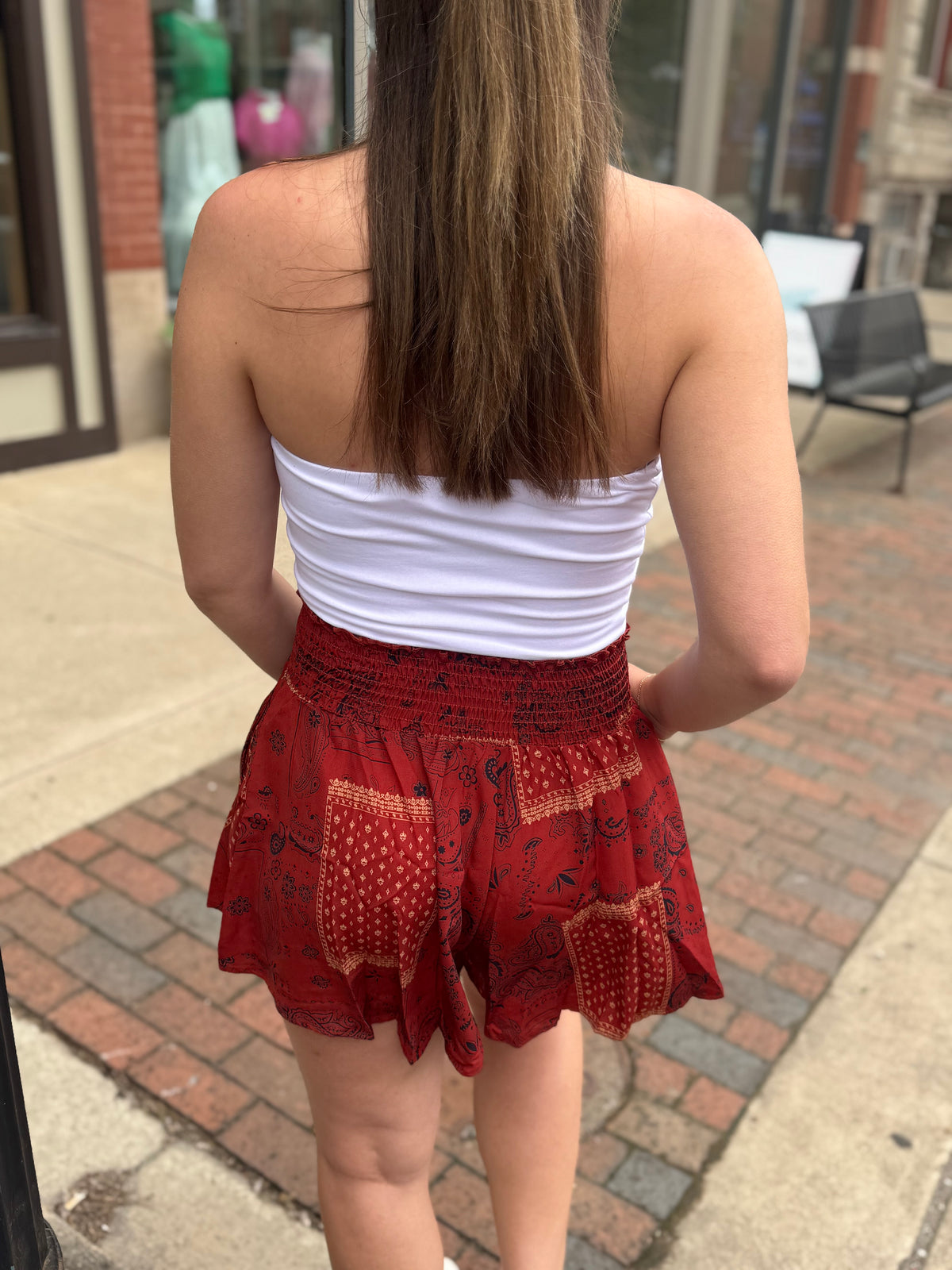 Stylish Bandana Print Smocked Waistband Flare Shorts for Summer Style, perfect for sunny days and a flattering fit.