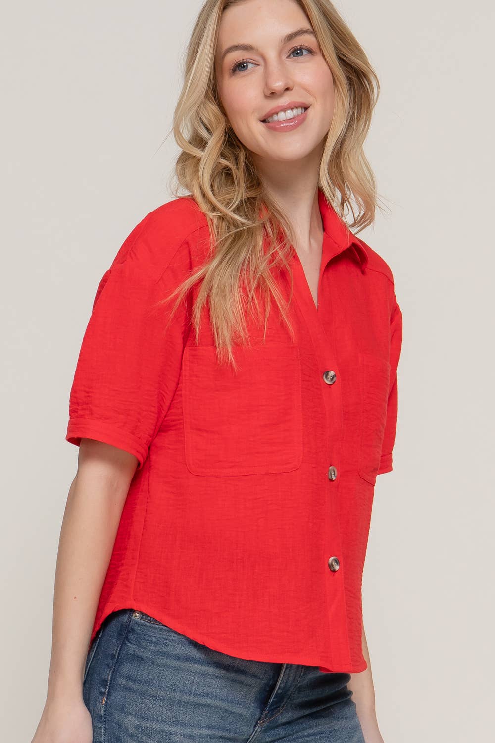 Close-up of the linen effect texture and button details – A detailed look at the breathable fabric and stylish button-up front.

